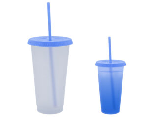 Vasos de plástico que cambian de color azul