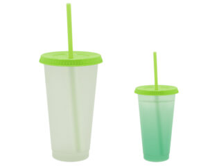 Vasos de plástico que cambian de color verde
