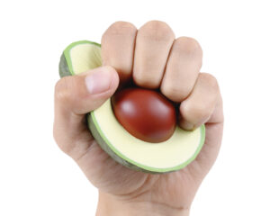 Anti-estres-con-forma-de-aguacate-en mano