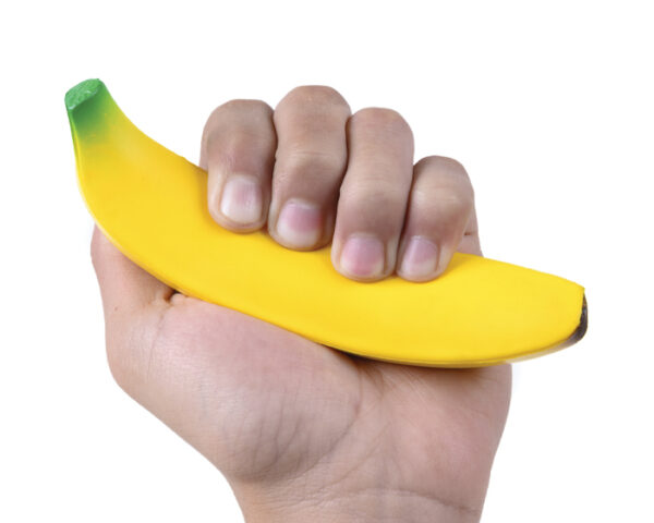 Anti-estres-con-forma-de-platano-en-mano