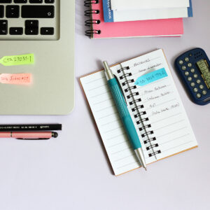 libretas con notas adhesivas
