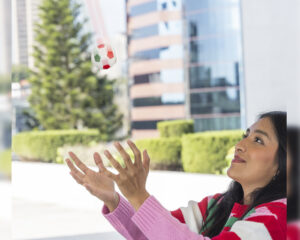 niña recibiendo Pelota antiestrés tricolor